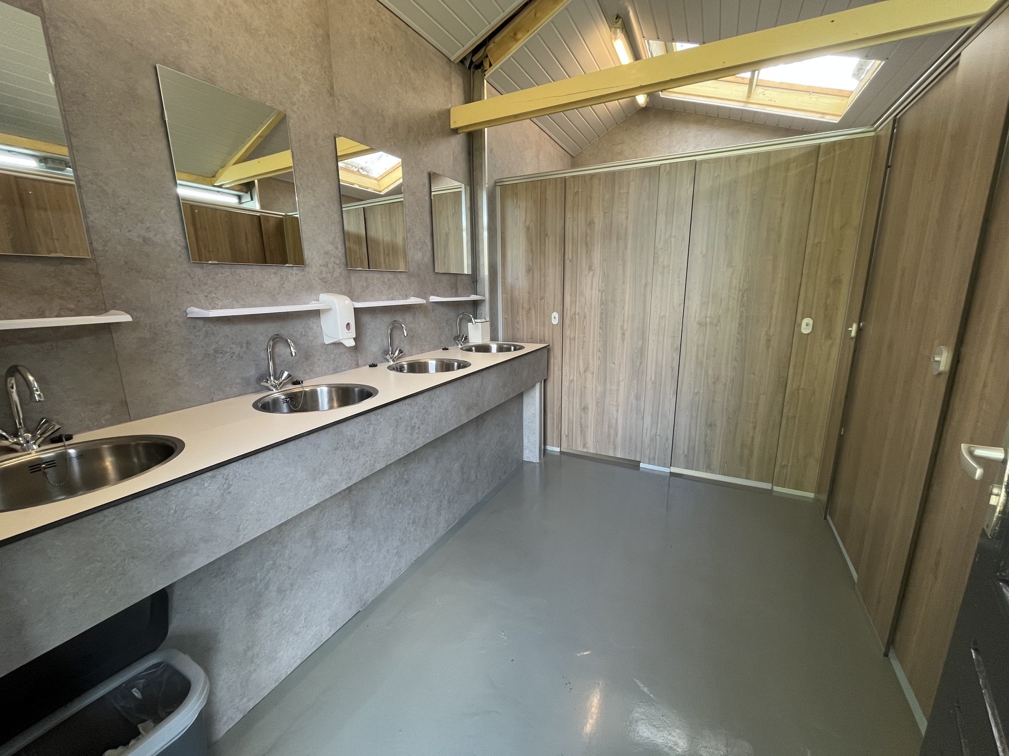 Douches sanitairgebouw dveld